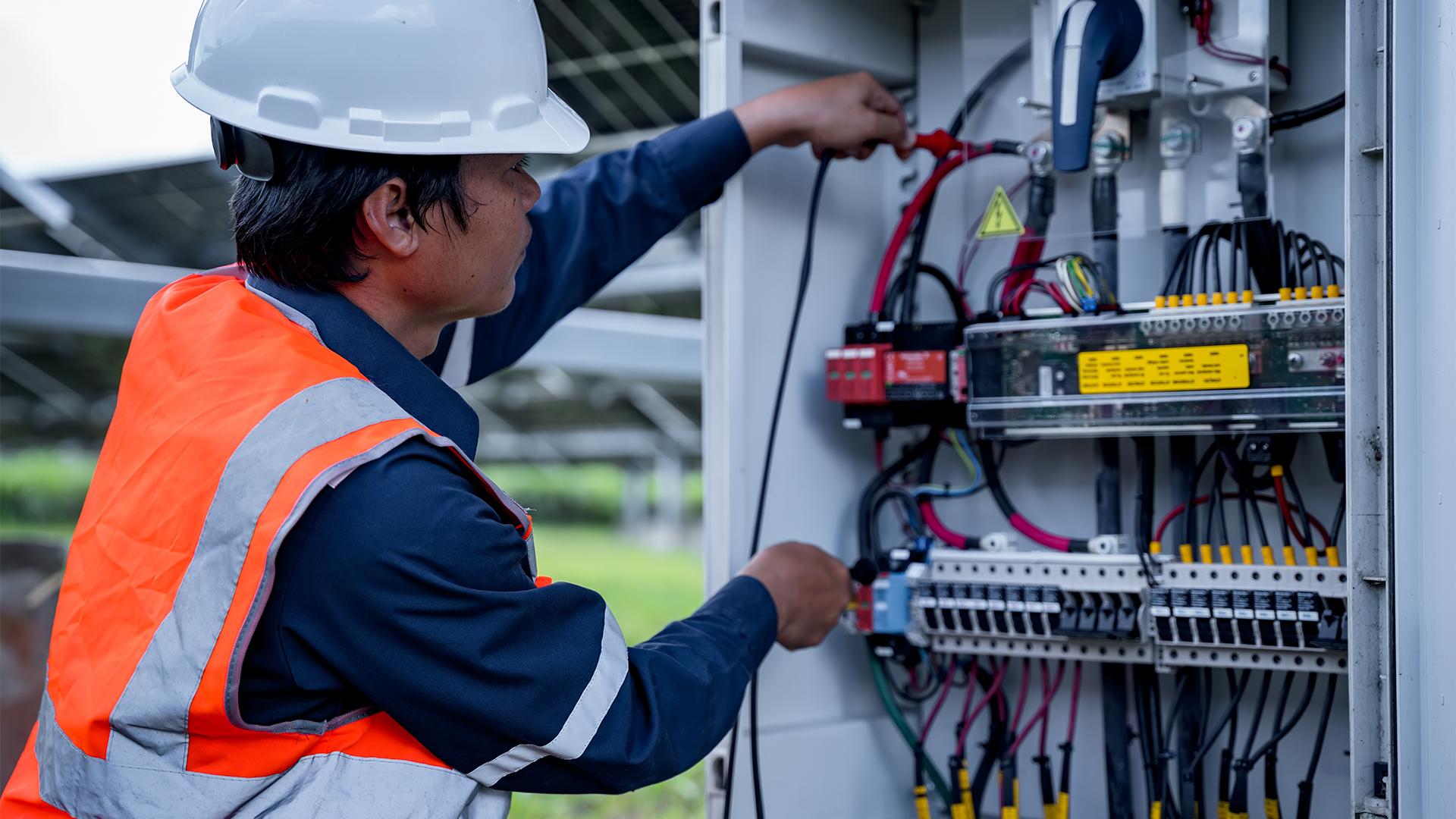 太陽光設備の電圧チェックの写真